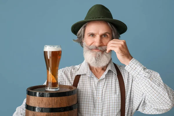 Bonito Homem Sênior Roupas Tradicionais Alemãs Com Cerveja Fundo Cor — Fotografia de Stock