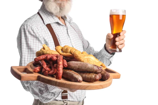 Homem Roupas Tradicionais Alemãs Com Cerveja Lanches Fundo Branco — Fotografia de Stock