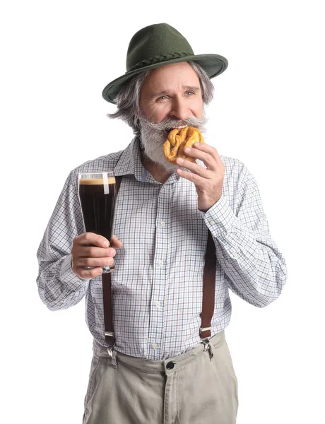 Bonito Homem Sênior Roupas Tradicionais Alemãs Com Cerveja Pretzel Fundo — Fotografia de Stock