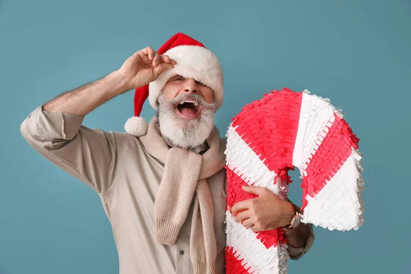 Happy Senior Man Santa Kapelusz Cukierki Trzciny Pinata Tle Koloru — Zdjęcie stockowe