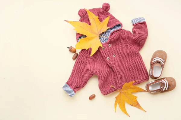 Stylish Baby Clothes Shoes Autumn Leaves Color Background — Stock Photo, Image
