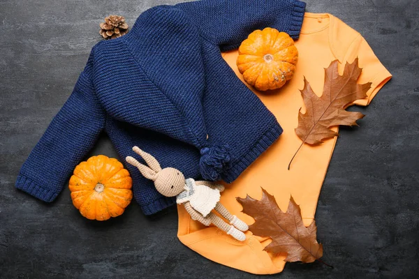 Babykleding Speelgoed Pompoenen Herfstbladeren Donkere Achtergrond — Stockfoto