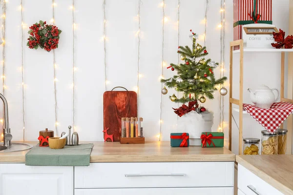 Pequeño Árbol Navidad Con Regalos Mostrador Luz Brillante Cocina Luz — Foto de Stock