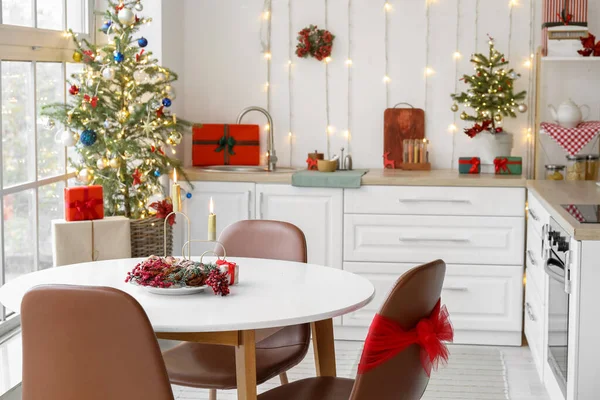 Stół Jedzeniem Świecami Jasnej Kuchni Urządzone Boże Narodzenie — Zdjęcie stockowe