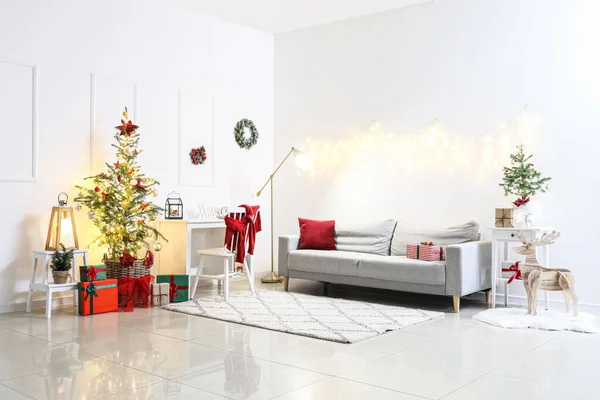 Aydınlık Oturma Odasının Içinde Kanepe Modern Işyeri Noel Ağaçları — Stok fotoğraf