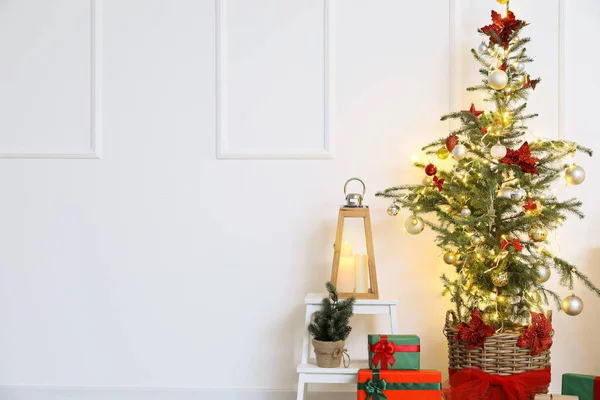 Işık Duvarının Yanında Hediyeler Mumlar Merdiven Olan Noel Ağacı — Stok fotoğraf