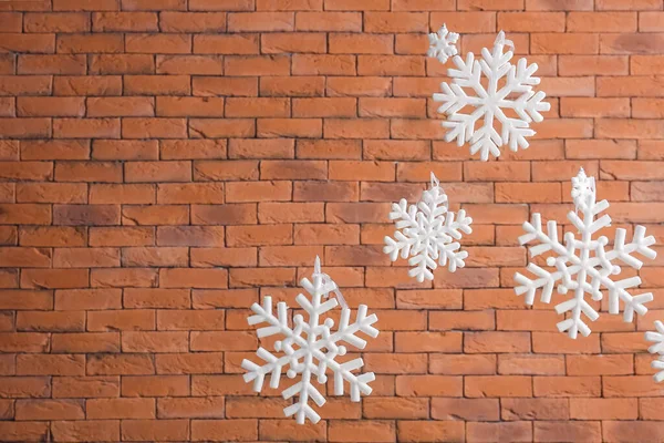 Copos Nieve Navidad Contra Pared Ladrillo — Foto de Stock