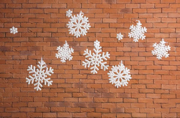 Muchos Copos Nieve Navidad Diferentes Contra Pared Ladrillo — Foto de Stock