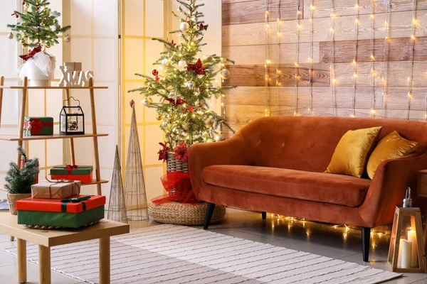 Interieur Van Stijlvolle Woonkamer Met Rode Bank Kerstbomen Gloeiende Lichtjes — Stockfoto