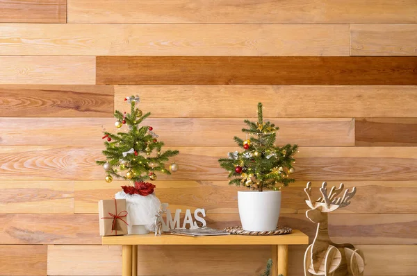Bank Mit Kleinen Weihnachtsbäumen Geschenk Und Rentieren Der Nähe Der — Stockfoto