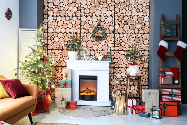 Interieur Des Stilvollen Wohnzimmers Mit Kamin Geschenken Und Weihnachtsbäumen — Stockfoto