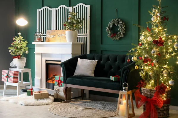 Interior Elegante Sala Estar Com Sofá Verde Lareira Árvores Natal — Fotografia de Stock