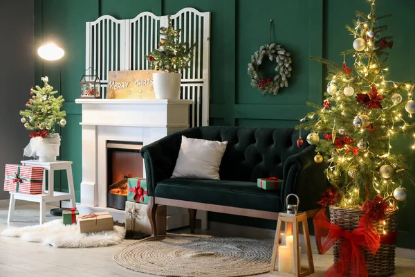 Intérieur Salon Élégant Avec Canapé Vert Cheminée Arbres Noël — Photo