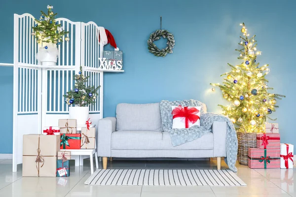 Interior Stylish Living Room Sofa Folding Screen Christmas Trees — Stock Photo, Image
