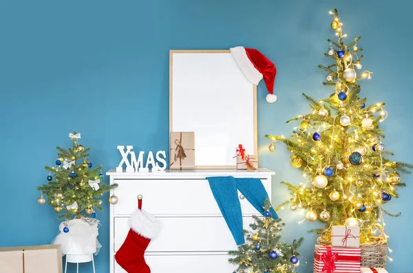 Caixa Gavetas Com Moldura Branco Presentes Árvores Natal Perto Parede — Fotografia de Stock