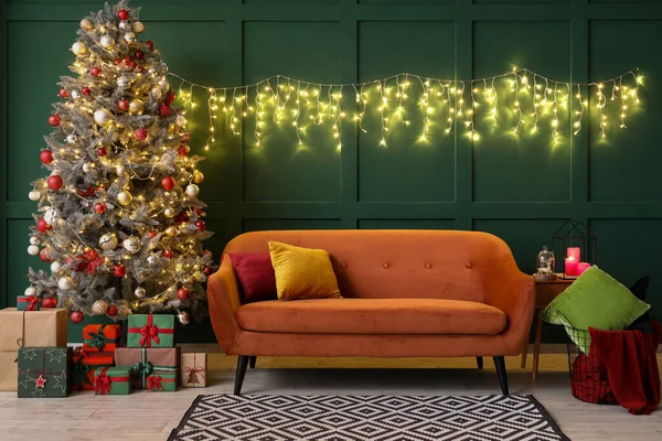 Sofá Vermelho Com Árvore Natal Presentes Luzes Brilhantes Perto Parede — Fotografia de Stock