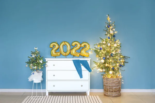 Ballonnen Vorm Van Figuur 2022 Ladekast Kerstbomen Bij Blauwe Muur — Stockfoto