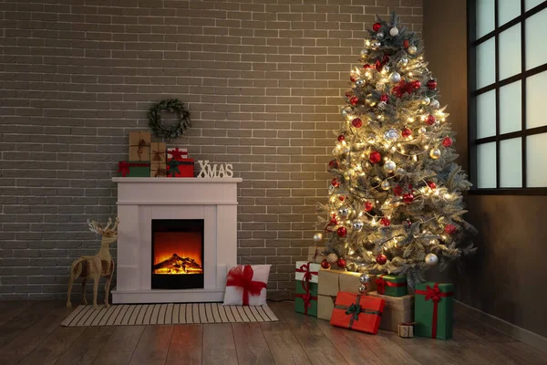 Interior Sala Elegante Com Lareira Árvore Natal Luzes Brilhantes — Fotografia de Stock