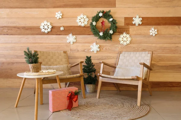 アームチェア テーブル クリスマスの装飾が施されたモダンなリビングルームのインテリア — ストック写真