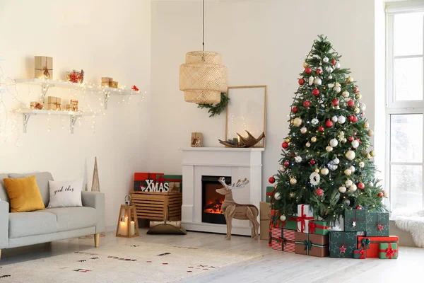 Interior Elegante Sala Estar Com Lareira Árvore Natal — Fotografia de Stock