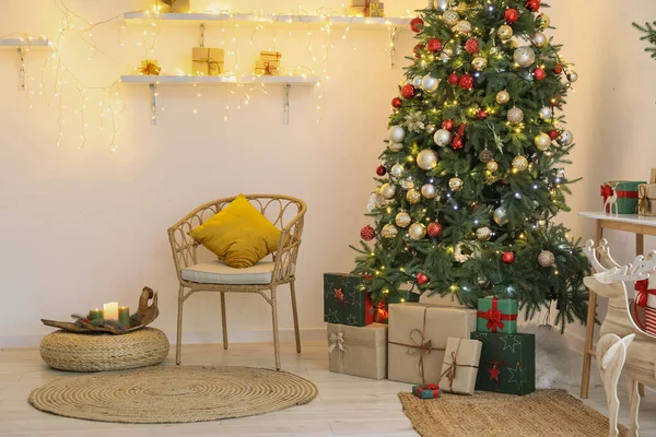Kerstboom Geschenkdozen Stoel Buurt Van Lichtmuur Ingerichte Kamer — Stockfoto