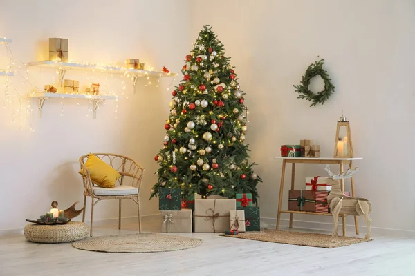 Interior Quarto Moderno Com Árvore Natal Cadeira Prateleira Unidade — Fotografia de Stock