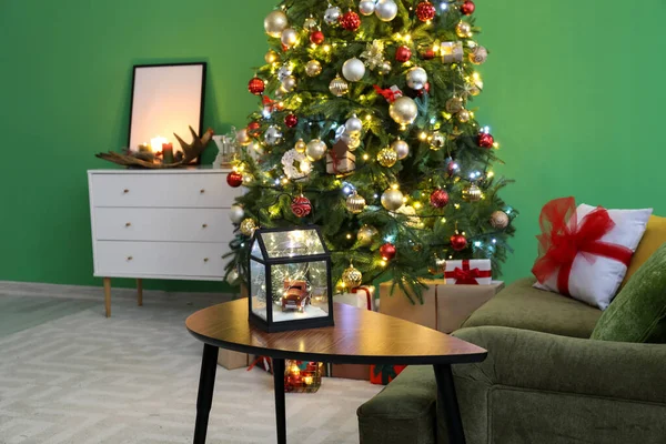 Mesa Com Decoração Perto Sofá Árvore Natal Cômoda Quarto Moderno — Fotografia de Stock