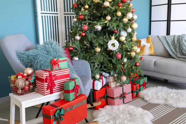 Confortevole Poltrona Albero Natale Scatole Regalo Vicino Alla Parete Blu — Foto Stock