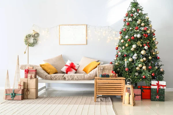 Εσωτερικό Διακοσμημένο Σαλόνι Χριστουγεννιάτικο Δέντρο Και Άνετο Καναπέ — Φωτογραφία Αρχείου