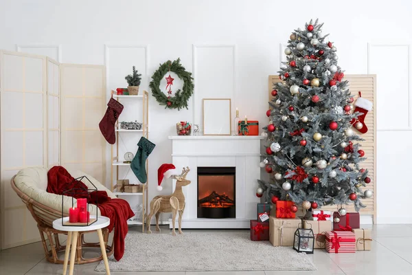 Interior Sala Estar Decorada Con Hermoso Árbol Navidad Chimenea —  Fotos de Stock