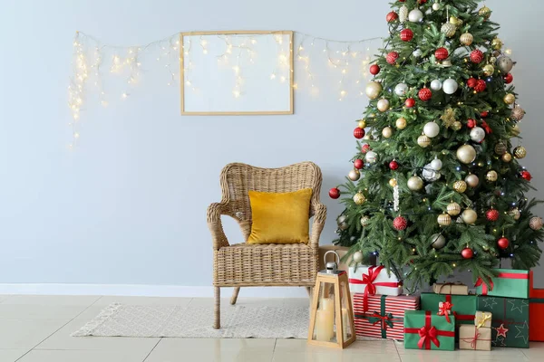 Mooie Kerstboom Geschenkdozen Comfortabele Fauteuil Blanco Fotolijstje Lichtmuur — Stockfoto