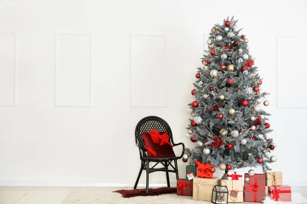 Hermoso Árbol Navidad Cajas Regalo Silla Cerca Pared Blanca — Foto de Stock