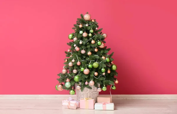 Bela Árvore Natal Com Presentes Perto Parede Rosa — Fotografia de Stock