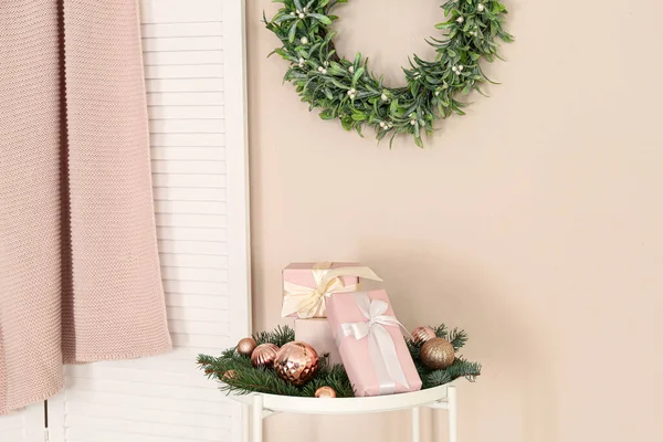 테이블 크리스마스 상자와 베이지 매달린 겨우살이아름다운 — 스톡 사진