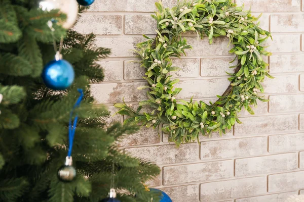 Beautiful Christmas Wreath Mistletoe Hanging Beige Brick Wall — Stock Photo, Image