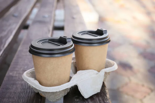 Taças Takeaway Latte Saboroso Banco Parque — Fotografia de Stock
