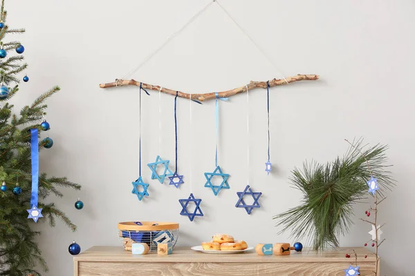 Vackra Dekorationer Och Munkar För Hanukkah Fest Bordet Rummet — Stockfoto