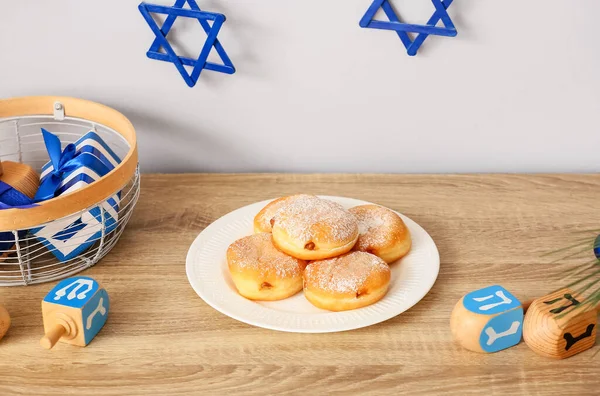Donuts Con Dreidels Regalos Para Celebración Hanukkah Mesa Habitación — Foto de Stock