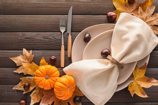 暗い木製の背景にテーブルの設定と秋の装飾と構成 — ストック写真
