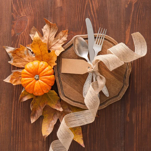 木製の背景にテーブル設定 カボチャ 空白のタグと秋の葉と構成 — ストック写真