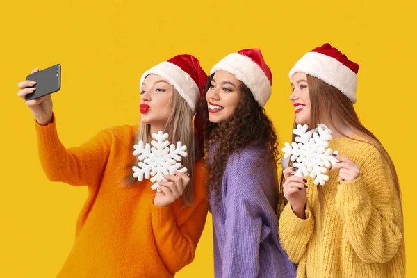 Jovens Mulheres Bonitas Chapéus Santa Com Flocos Neve Tomando Selfie — Fotografia de Stock