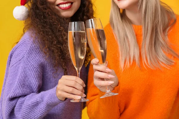 Lindas Mulheres Jovens Com Copos Champanhe Fundo Amarelo — Fotografia de Stock