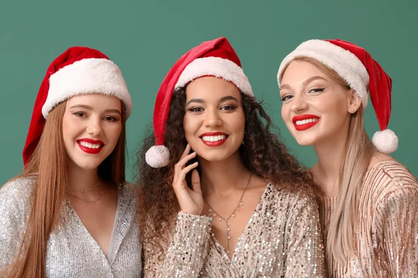 Hermosas Mujeres Jóvenes Sombreros Santa Sobre Fondo Color —  Fotos de Stock