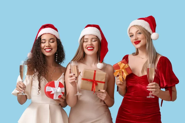 Lindas Mulheres Jovens Com Presentes Natal Copos Champanhe Fundo Cor — Fotografia de Stock