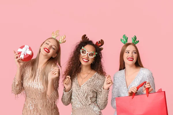 Hermosas Mujeres Jóvenes Con Decoración Navidad Regalos Fondo Color —  Fotos de Stock