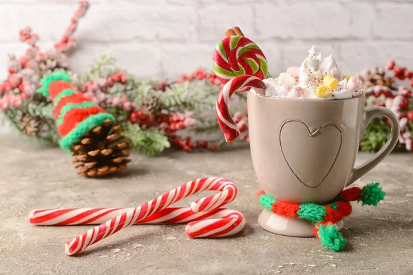 Tasse Leckeren Kakao Mit Marshmallows Und Zuckerstangen Auf Dem Tisch — Stockfoto
