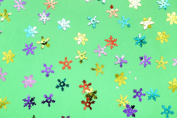 Wiele Pięknych Konfetti Kształcie Płatków Śniegu Tle Koloru — Zdjęcie stockowe