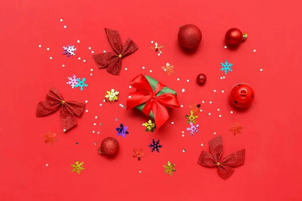 Schöne Komposition Mit Weihnachtsgeschenk Dekorationen Und Konfetti Auf Rotem Hintergrund — Stockfoto