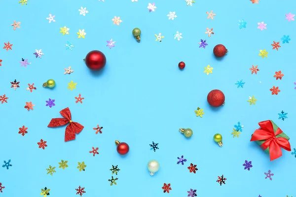 Rahmen Aus Weihnachtsschmuck Und Konfetti Auf Farbigem Hintergrund — Stockfoto