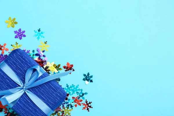 Weihnachtsgeschenk Und Schöne Konfetti Auf Farbigem Hintergrund Nahaufnahme — Stockfoto